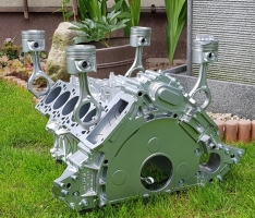 Stolik z bloku silnika BMW N62 V8 lub VW V10 Chrom