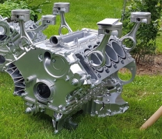 Stolik z bloku silnika BMW N62 V8 lub VW V10 Chrom
